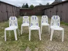 chaises (empilées l'une sur l'autre)
