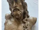 Un buste en pierre fragile