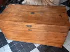 Coffre en bois vide à l’intérieur avec possibilité d’y mettre des colis lors du trajet  