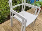 2 2 fauteuils empilables en résine et peu fragiles