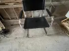 Une chaise et une table